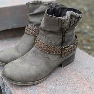 Mudd. Brand Taupe booties ♥️
